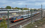 242 517 passiert mit dem Locomore nach Stuttgart am 08.04.17 die Warschauer Straße in Berlin. 