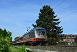 Am 21.5.17 hatte ich mal eine neue Fotostelle ausprobiert um den Pilgersonderzug nach Lourdes abzulichten. Hier zog 242 517 Fitzgerald den Sonderzug durch Grevenbroich Südstadt gen Köln.

Grevenbroich 21.05.2017