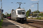 Der WLC-Taurus 182 600 alias ES 64 U2-100 rollt zügig durch Bonn-Beuel in Richtung Süden. Aufgenommen am 21/07/2017.