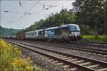 X4E -606 u. 182 602-3 sind gemeinsam mit einen Containerzug bei Elm am 30.08.2017 unterwegs.