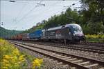 ES 64 U2-012 (182 512) ist mit einen Aufliegerzug bei Elm am 30.08.2017 unterwegs.