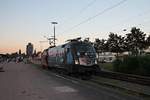 Nachdem am Morgen des 27.08.2016 die MRCE/DB Fernverkehr ES 64 U2-009 (182 509-0)  EUROPA HATÁROK NÉLKÜL 25éve  mit dem ARZ 1499 (Hamburg Altona - Lörrach Gbf) im Zielbahnhof ankam und die Liege- und Schlafwagen an die Ausstiegshilfen hinstellte, rangierte sie nun zurück in den Güterbahnhof um dort die Autotransportwagen zu holen.