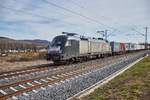 ES 64 U2-029 (182 529) ist mit einen Containerzug in Richtung Norden unterwegs,gesehen am 15.03.2018 in Würzburg/Süd.