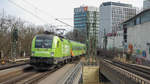 Mit dem FLX 1807 Köln -> Hamburg-Altona passiert die von FlixTrain angemietete und beklebte 182 505 den Bahnhof Hamburg-Dammtor, 02.04.2018.