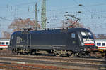 Lok 182 528-0 durchfährt den badischen Bahnhof.