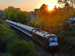 Die Elektrolokomotive ES 64 U2 - 026 mit einer TRI-Garnitur Anfang Mai 2020 in der Hattinger Abendsonne.