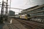 Die ES 64 U2 - 098 TXL, mit einem Extrazug auf dem Weg nach Zrich HB, am 07.03.04 bei der Durchfahrt in Brugg HB