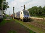 ES64U2 023 WLB am 25.7.2007 mit Containerzug in Drverden