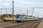 182 510 (MRCE/FLX) überholte am 17.10.2021 DB Bahnbau 233 493, die sich mit einem Bauzug nach Königsborn für die Abfahrt startklar machte.