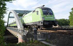 FLiXTRAIN 76301 Hamburg - Berlin - Leipzig geführt von ES 64 U2-009 (182 509-0) (ex MRCE) passiert die Brücke über den Elbe-Lübeck-Kanal bei Büchen; 20.08.2022

