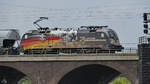 Die Elektrolokomotive ES64U2-060 befährt die Hochfelder Eisenbahnbrücke, so gesehen Ende August 2022 in Duisburg.