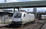 WRS Widmer Rail Services AG, Glarus [CH]  ES 64 U2-101  [NVR-Nummer: 91 80 6182 601-5 D-HUPAC] am 04.04.23 Durchfahrt Bahnhof Berlin Hohenschönhausen.