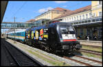 Taurus ES64U2-096 machte am 12.5.2025 um 11.52 Uhr Berufs Werbung als Zuglok vor einem ALEX im HBF Regensburg.