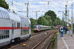 Manchmal gewinnt man manchmal verliert man. Gerade auf der vielbefahrenen Hauptstrecke Köln - Düsseldorf - Duisburg passiert es gerne mal das einen die Züge vom Gegenzug zugefahren werden. Hier trifft 242 504 alias 182 504 mit dem Flixtrain auf 147 583 mit einem IC2 in Oberbilk.

Düsseldorf 07.07.2024