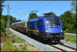 HanseSail 2026: Die Elektrolok Beacon 182 521 f�hrt am 08.08.2026 mit dem AKE-Rheingold Leerzug aus K�ln durch den Hp Rostock-L�tten Klein zur Abstellung nach Rostock Hbf.