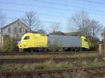 Die Siemens Dispolok ES 64 U2 - 045 wartet vor dem Bahnhof Brake /Utw.