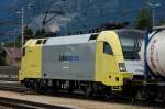 Wenn die Loks bis Brennero am Zug bleiben, kann es schon mal sein da eine dritte, sogar eine vierte Lok nachschiebt. Vorbereitet werden diese schweren RoLa schon in Kufstein/Tirol. Hier in der Einfahrgruppe Wrgl Hbf als dritte Lok im Schub: ES 64 U2-037  Lokomotion . (05.08.2008).