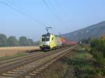 ES64 U2 033 zieht ein Wechselpritschenzug kurz vor Thngersheim.27.09.08