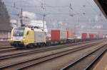 ES 64 U2-028  Lokomotion  zieht ein Trailer-Shuttle in die Kufsteiner Gtergleise, an dessen Ende sich demnchst der  Bosporus Sprinter  061 setzen wird.