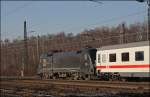 ES64U2-026 im IC-Einsatz. Hier bringt sie den IC 1911 nach Stuttgart Hbf. (30.12.2008)