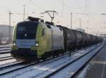 Die ES 64 U2-070 am 09.01.2009 mit einem Kesselwagenzug bei der Durchfahrt in Regensburg Hbf.