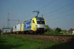 Der BoxExpress ES 64 U2-003 mit ihrem Containerzug kurz vor Seelze Rbf. 15.04.2009.