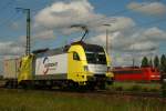 ES64 U2 068 zieht ein Wechselpritschen Zug an regensburg ost vorbei.13.09.07