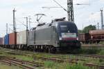 ES 64 U2-098 bei der Einfahrt in den Seelzer Rbf.mit Containerwagen am 26.05.2009