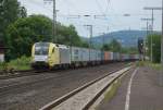 ES 64 U2-008 mit einem Containerzug am 6.6.2009 durch Kreiensen