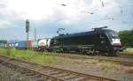 Die MRCE Dispolok ES 64 U2-005 mit Containerzug in Fahrtrichtung Sden am 01.07.2009 durch Eschwege West.