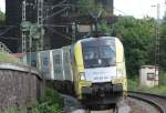 Der ES 64 U2 - 004 von Dispo zieht ihren gemischten Gterzug durch Erpel am 16.07.2009