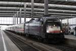 ES 64 U2-014 mit IC in Mnchen Hbf am 30.05.2009