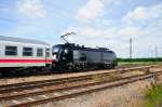 Bei einem Abstecher nach Augsburg-Gersthofen fuhr mir ES 64 U2-067 (blitzsauber) mit IC-Wagen vor die Linse.