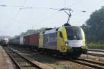 BoXXpress nach Beimerstetten... ES 64 U2-003 in noch traditionellem Gelb-Silber vor der tglichen Containerleistung. (Gleis 2, Neuoffingen, Okt.2009).