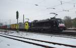 Das Dispo Taurus-Doppel geht auch in schwarz -gelb: Es 64 U2-009 mit ES 64 U2-096 und Containerzug in Fahrtrichtung Sden am 05.02.2010 durch Eschwege West.