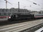 MRCE - Dispolok ES 64 U2-026 fährt soeben in den Münchener Hauptbahnof ein.