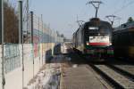 Dipolok ES 64U2-099 mit Schwesterlok bei der Durchfahrt durch den Bahnhof Durmersheim 16.02.2010 11.36