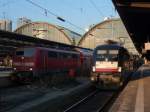 ES 64 U2-072 neben 111 196-2 in Frankfurt(Main)Hbf.