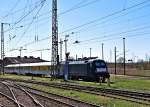sehr seltener Wochenendgast im Bf Stralsund, ein Taurus, ES 64 U2 032 mit einem Mezug am 19.04.2010    fotografiert aus dem fahrenden Zug    
