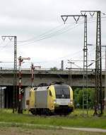 ES 64 U2-010 als Lz bei am 02.06.2010 bei der Durchfahrt durch Regensburg Ost.