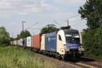 ES 64 U2 023 mit einem Containerzug in Hannover Limmer am 14.07.2010