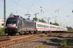 ES 64 U2-030 mit einem IC in Duisburg Groenbaum am 18.07.2010