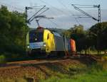 Von den ersten Strahlen der Morgensonne geksst wurde am 25.08.2010 ES 64 U2-070 als sie sich mit ihrem Containerzug in Fahrtrichtung Sden vor Eschwege West in die Kurve legte.