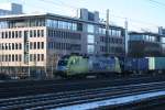 Durch Mnchen - Laim fuhr am 07.12.10 die 182 518-1 mit ihrem Containerzug Richtung Mnchen - Ost.