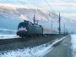 Die ES 64 U2-073 am 29.01.2011 mit einem Turnuszug unterwegs bei Schwaz.