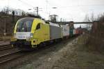 ES 64 U2-012 mit Containerzug in Fahrtrichtung Norden durch Eichenberg.