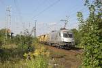 ES-64-U2-102 fhrt einen Ganzzug durch den Bahnhof Riestedt an der Strecke Halle/S - Kassel gelegen