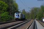 ES 64 U2 060 der Wiener Lokalbahnen mit einem Containerzug beim berqueren der Donaubrcke in Mariaort, 19.04.2011