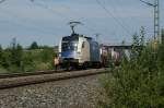 ES64 U2-060 der WLB vertritt sich der Tfz-Fhrer an einem Roten Signal in Markt Einersheim die Fe am 29.06.2011