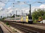 Die ES 64 U2-017 mit einem Brenner EC am 16.05.2009 bei der Durchfahrt am Heimeranplatz (Mnchen).